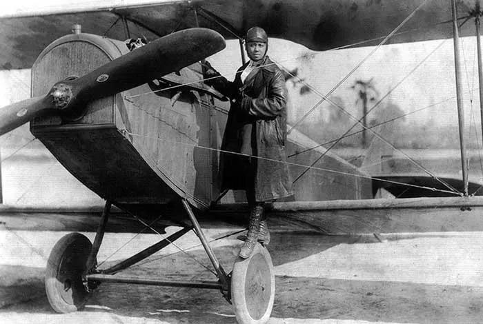 Bessie Coleman and her Jenny 1922.jpg