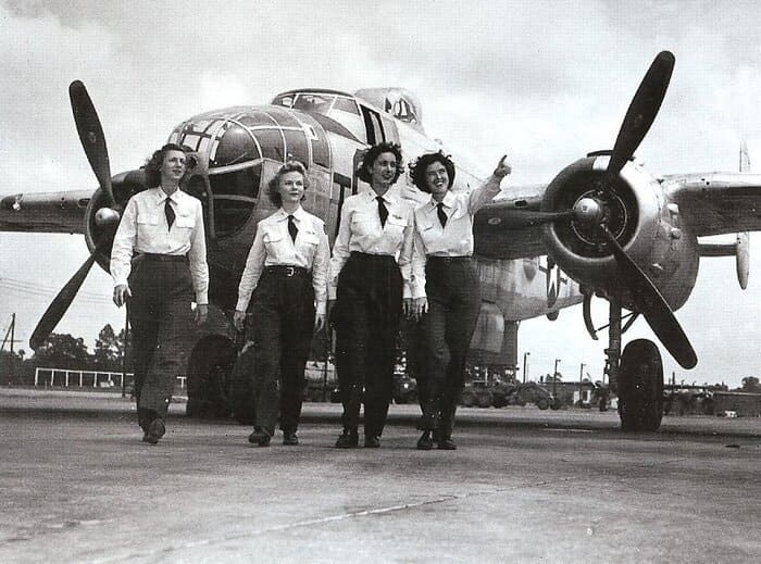 Mujeres aviadoras: cuatro miembros de las wasp