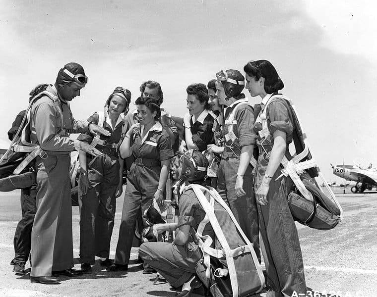 Mujeres aviadoras: pioneras intrépidas en entrenamiento